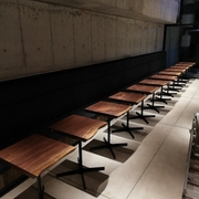 カフェテーブル-一枚板WN-ピースホステル三条EAST画像1