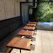 カフェテーブル-一枚板WN-ピースホステル三条EAST画像2
