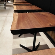 カフェテーブル-一枚板WN-ピースホステル三条EAST画像6