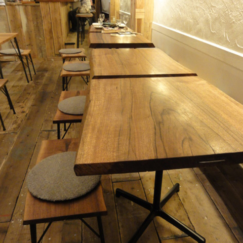 天然食堂かふぅ 一枚板をカットしたテーブル